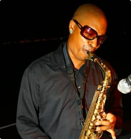 Jimmy je saxofonista